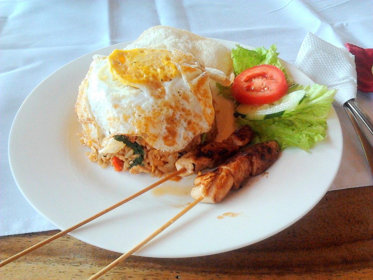 Ritual Pagi Viral: Sepiring Nasi Goreng Melayang!