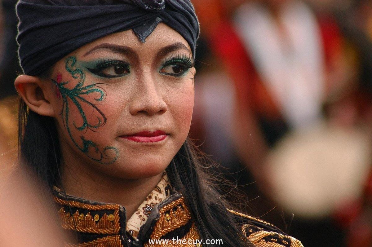 Penggunaan Setting dan Budaya yang Kaya