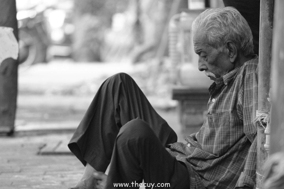 Sindiran Halus tentang Kehidupan Orang Biasa di Dunia Luar Biasa