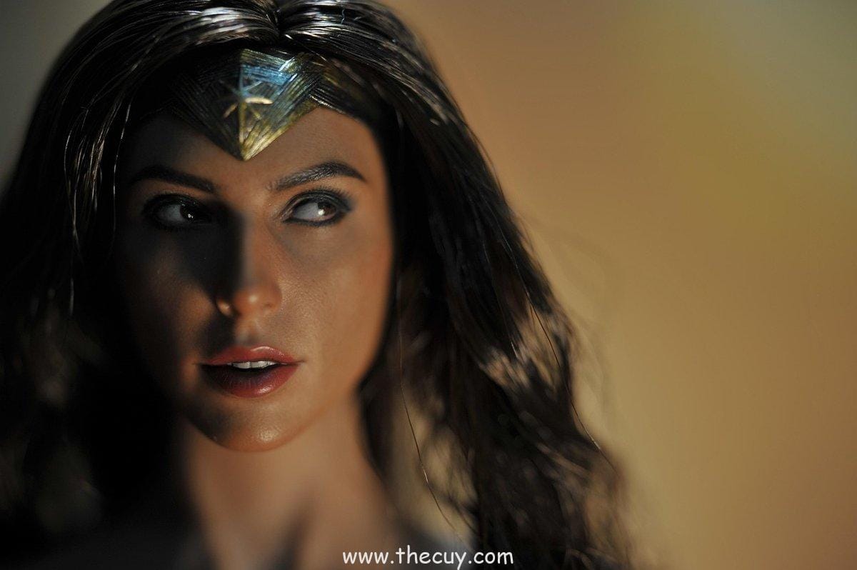 Wonder Woman: Kombinasi Merah, Biru, dan Emas yang Simetris