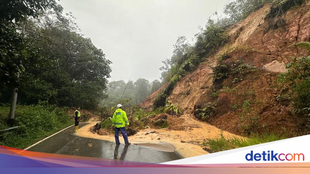 Longsor menutup jalan lintas Tarutung-Sibolga