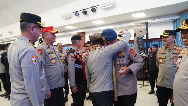 Kapolda Riau Irjen Pol Herry Heryawan menyambut kembali 308 personel usai menjalankan misi kemanusiaan di Agam, Sumatera Barat, Jumat (12/12/2025).