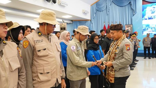 Kapolda Riau Irjen Pol Herry Heryawan menyambut kembali 308 personel usai menjalankan misi kemanusiaan di Agam, Sumatera Barat, Jumat (12/12/2025).