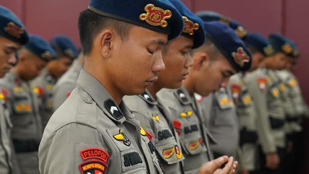 Kapolda Riau Irjen Pol Herry Heryawan menyambut kembali 308 personel usai menjalankan misi kemanusiaan di Agam, Sumatera Barat, Jumat (12/12/2025).