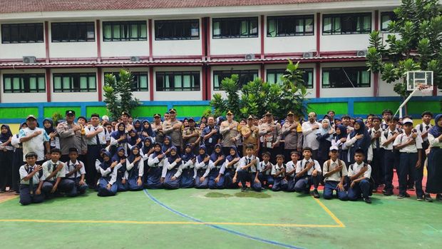 Kapolres Kepulauan Seribu AKBP Argadija Putra memberi edukasi soal bahaya perundungan (bullying) ke pelajar SMPN 133 Jakarta di Pulau Pramuka. (dok Istimewa) Kapolres Kepulauan Seribu AKBP Argadija Putra memberi edukasi soal bahaya perundungan (bullying) ke pelajar SMPN 133 Jakarta di Pulau Pramuka. (dok Istimewa)