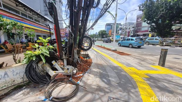 Kabel menjuntai dan tiang miring di Tebet, Jaksel Kabel menjuntai dan tiang miring di Tebet, Jaksel