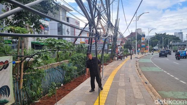 Kabel menjuntai dan tiang miring di Tebet, Jaksel Kabel menjuntai dan tiang miring di Tebet, Jaksel