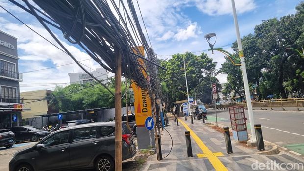 Kabel menjuntai dan tiang miring di Tebet, Jaksel Kabel menjuntai dan tiang miring di Tebet, Jaksel