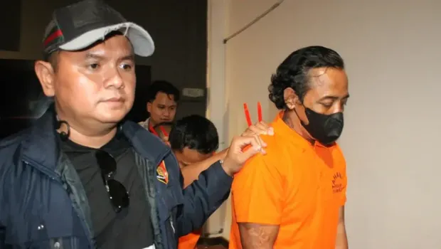 Polsek Tambora menangkap tiga pria diduga terlibat dalam aksi pencurian kabel listrik. Ketiga pelaku menyamar menjadi petugas kelistrikan. (dok Polres Jakbar) Polsek Tambora menangkap tiga pria diduga terlibat dalam aksi pencurian kabel listrik. Ketiga pelaku menyamar menjadi petugas kelistrikan. (dok Polres Jakbar)