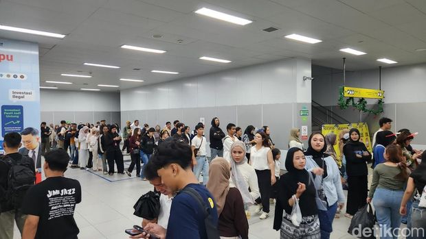 Suasana Stasiun MRT HI dipadati warga usai perayaan malam tahun baru di Bundaran HI, Jakarta Pusat. (Adrial/Thecuy.com)