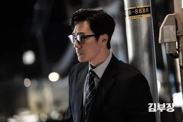 So Ji Sub kembali tampil di layar kaca setelah 4 tahun, melalui peran menantang di drama 'Agent Kim Reactivated'.