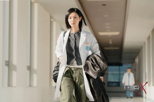 Kim Ji Won memerankan seorang dokter jenius yang bebas dari korupsi dalam drama terbaru 'Doctor X'.