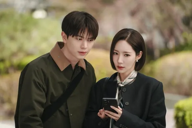 SBS siap mengawali tahun 2027 dengan menayangkan drama komedi romantis bertajuk 'Nine To Six'. Serial romansa perkantoran ini dibintangi oleh Park Min Young dan Yook Sung Jae.