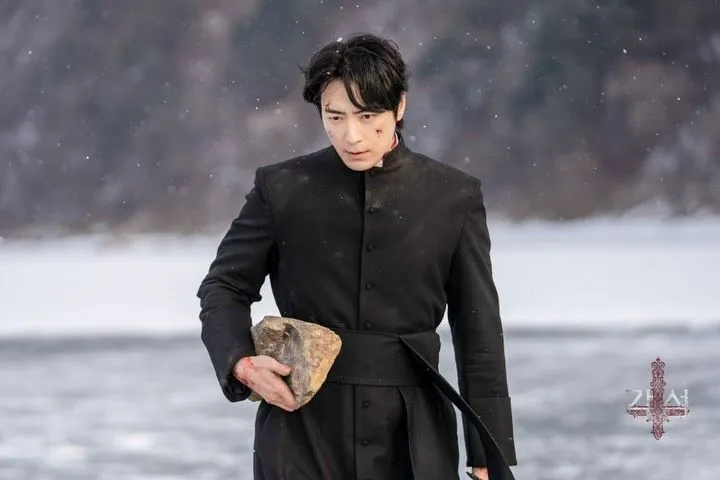Potret perdana Lee Jun Hyuk dalam drama mendatang 'Excitatio' yang siap tayang tahun 2027.