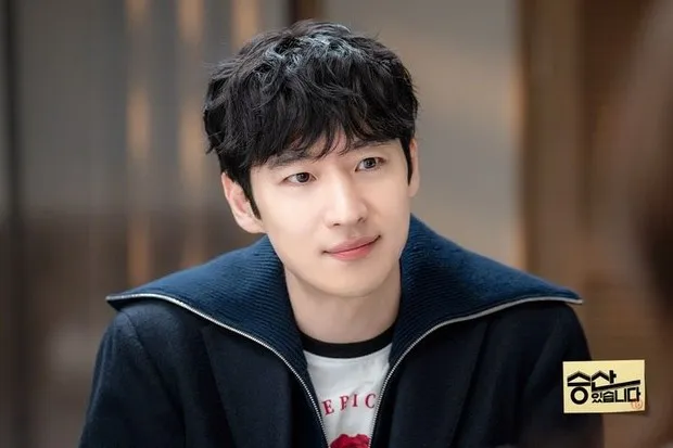 Potret Lee Je Hoon dalam drama 'There is A Chance of Winning'.