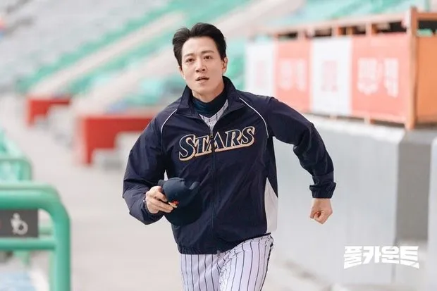 Potret perdana Kim Rae Won dalam drama terbaru SBS untuk tahun 2027 bertajuk 'Full Count'.