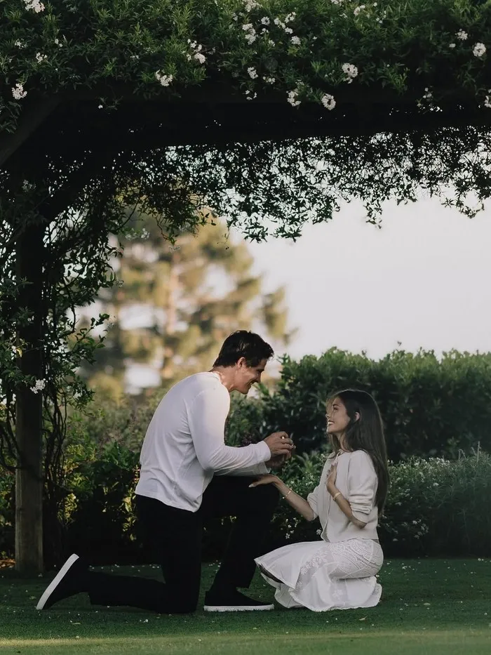 Kabar pertunangan Madison Beer dengan pemain football Justin Herbert resmi dibagikan oleh sang penyanyi melalui akun Instagram resminya. Sweet! Beer menuliskan, 