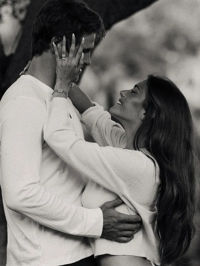 Dalam salah satu foto, pelantun lagu bittersweet itu juga memamerkan cincin pertunangannya, Thecuy. Berdasarkan pakar perhiasan Laura Taylor dari Lorel Diamonds, cincin berlian pertunangan Madison Beer ditaksir senilai 500 ribu USD sampai 640 ribu USD./ Foto: instagram.com/madisonbeer