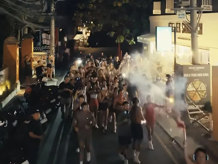 Event lari Bali Silent Disco yang diduga diskriminatif terhadap warga lokal. (Tangkapan instagram entourage.bali)