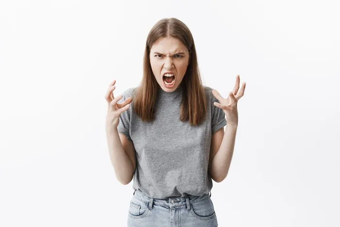 One characteristic of a two-faced person is the tendency to pretend when in front of others. Their behavior is inconsistent, varying depending on who is around them.
