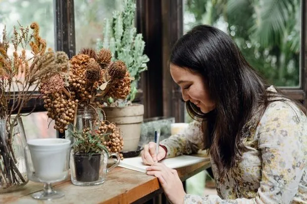 Menulis Tangan/Foto: pexels.com/Ketut Subiyanto Menulis tangan kini kembali diminati oleh banyak orang karena beberapa orang merasa aktivitas ini lebih personal dan sudah merasa bosan dengan aktivitas digital.