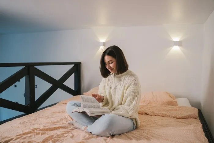People with high emotional intelligence often clear their schedules to do nothing. This helps them think clearly, which can boost emotional intelligence.