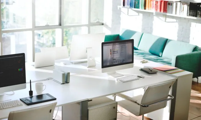 Tips feng shui ruang kerja di kantor selanjutnya adalah perhatikan pencahayaan yang masuk. Pencahayaan menjadi salah satu elemen terpenting dalam feng shui. Tips feng shui ruang kerja di kantor selanjutnya adalah perhatikan pencahayaan yang masuk. Pencahayaan menjadi salah satu elemen terpenting dalam feng shui.