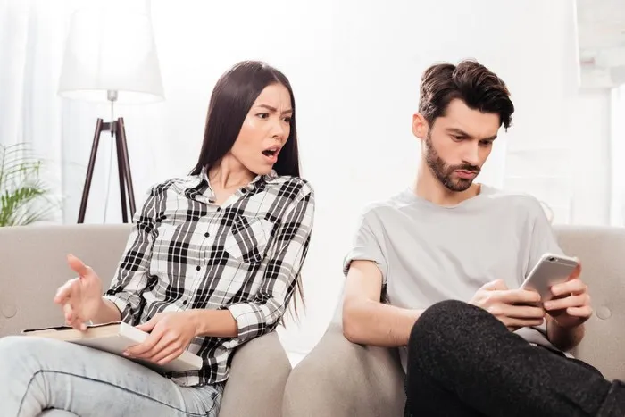 Tanda pria yang hanya menjadikan kamu opsi kedua bisa dilihat dari caranya berkomunikasi. Pria yang baik dalam hubungan sehat jelas akan memprioritaskan dirimu, seperti memberi kabar, mengangkat telepon, atau menanyakan kabarmu terlebih dahulu.