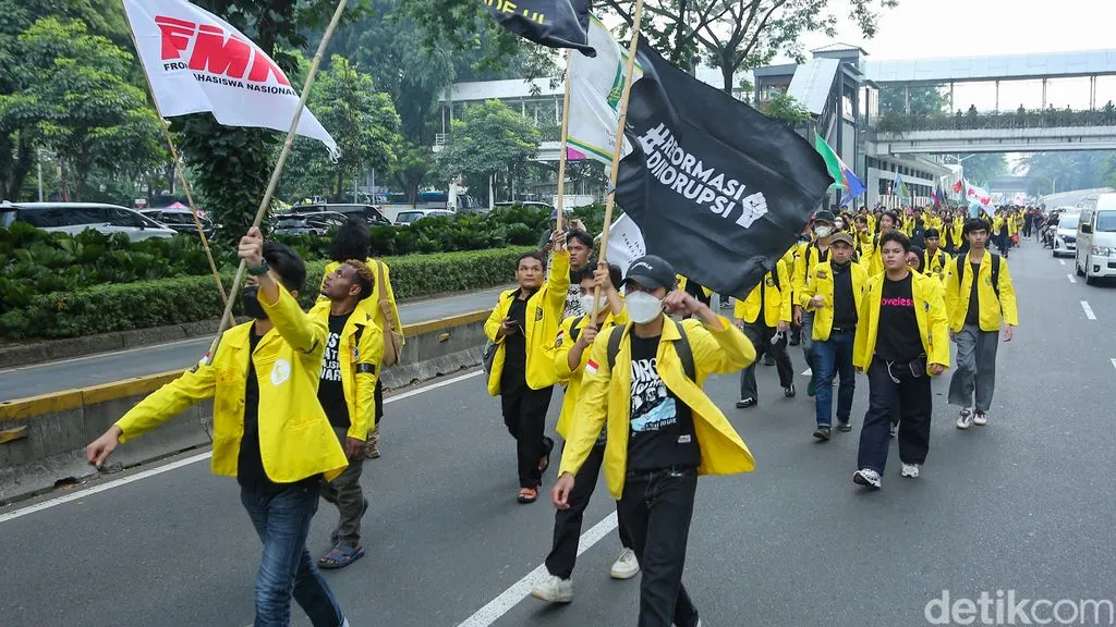Massa BEM UI menggelar long march dari kawasan Senayan menuju Bundaran HI untuk menyampaikan aspirasi di pusat ibu kota.