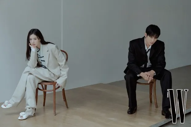 Ahn Bo Hyun dan Jung Eun Chae dalam pemotretan bersama W Korea/ Foto: instagram.com/wkorea Ahn Bo Hyun dan Jung Eun Chae dalam pemotretan bersama W Korea