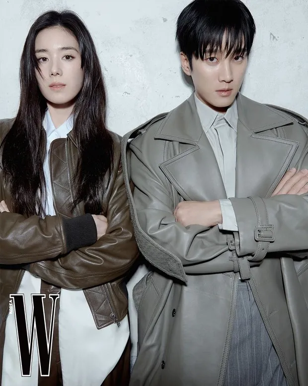 Ahn Bo Hyun dan Jung Eun Chae dalam pemotretan bersama W Korea/ Foto: instagram.com/wkorea Ahn Bo Hyun dan Jung Eun Chae menampilkan pesona serasi dalam pemotretan bersama W Korea