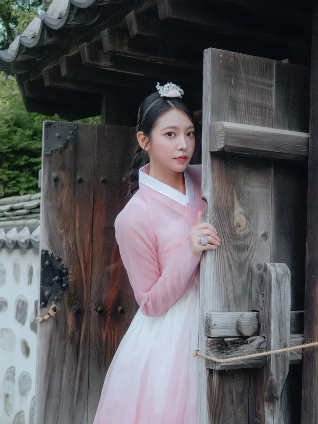 Portrait of Yeri Red Velvet celebrating Korea's Independence Day/ Foto: instagram.com/yerimiese Yeri Red Velvet celebrating Korea's Independence Day while wearing the latest hanbok during a visit to a historic hanok district.