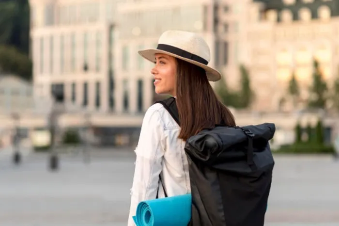 Orang yang lahir di April terkenal impulsif dan berani memesan perjalanan mendadak. Solo traveling memberi mereka keleluasaan untuk menikmati liburan sesuai tempo masing-masing./ Foto: magnific.com
