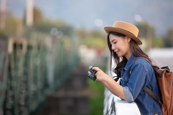 Orang kelahiran Desember memandang solo traveling sebagai peluang untuk terus belajar dan berkembang. Tiap perjalanan jadi pengalaman berharga yang memperluas cakrawala mereka./ Foto: magnific.com/jcomp