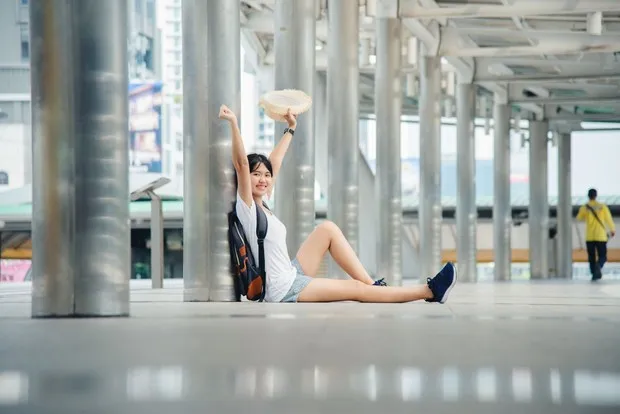 Reset tubuh dan pikiran setelah penerbangan, rahasia liburan rapi ala Marie Kondo/Foto: Magnific.com/jcomp Liburan yang rapi juga bisa dimulai dari kondisi tubuh dan pikiran yang lebih siap, salah satunya dengan mengambil waktu sejenak untuk bernapas dan melakukan peregangan setelah penerbangan.