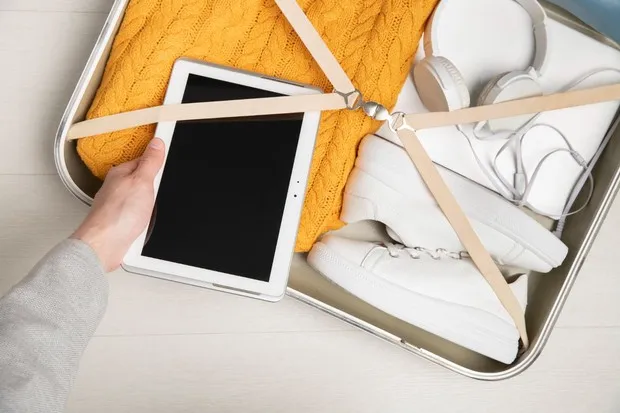 Memilih barang penting untuk traveling, rahasia liburan rapi ala Marie Kondo/Foto: Magnific.com/magnific Prinsip liburan rapi ala Marie Kondo bukan hanya menata barang, tetapi juga mengurangi bawaan dengan memilih barang yang benar-benar penting dan memberikan rasa nyaman.