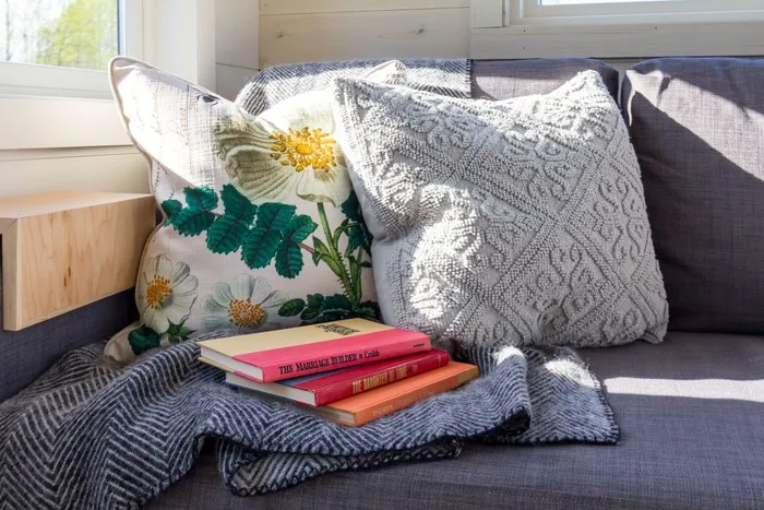 Home items of high‑class individuals, ranging from fresh flowers, favourite books, comfortable blankets and pillows, to a pleasant gathering space. High‑class people focus on how their home can support healthier relationships.