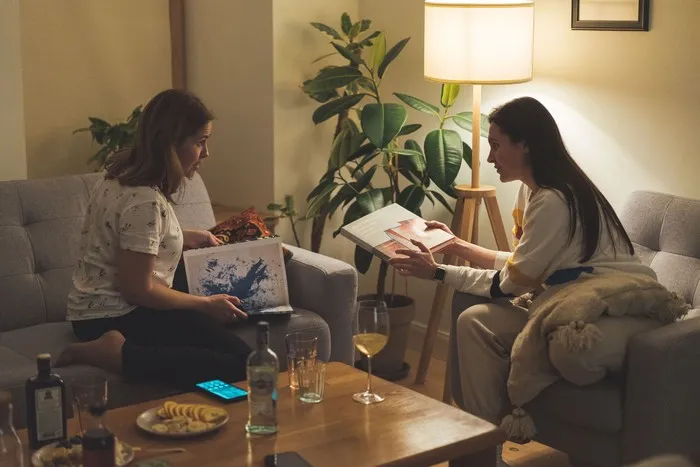 Home items of high‑class individuals, ranging from fresh flowers, favourite books, comfortable blankets and pillows, to a pleasant gathering space. High‑class people focus on how their home can support healthier relationships.