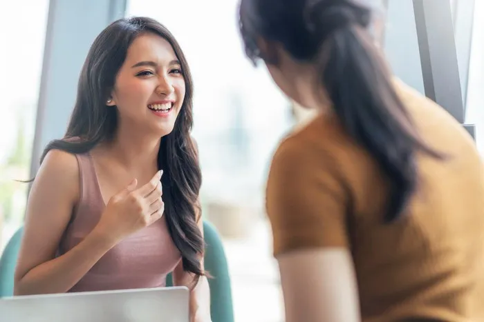 Senyum yang tulus dan ekspresi wajah yang ramah dapat membuat seseorang terlihat lebih hangat, mudah didekati, dan dipercaya/Foto: magnific/Lifestylememory