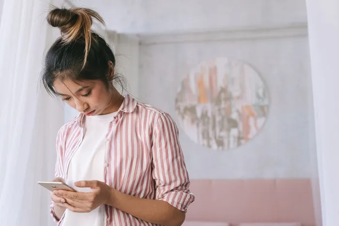Tipe orang seperti ini mungkin tidak secara gamblang mengatakan bahwa mereka tidak ingin menghabiskan waktunya bersamamu. Tapi kamu bisa mengenali tanda-tandanya dari kalimat yang mereka gunakan dalam percakapan.