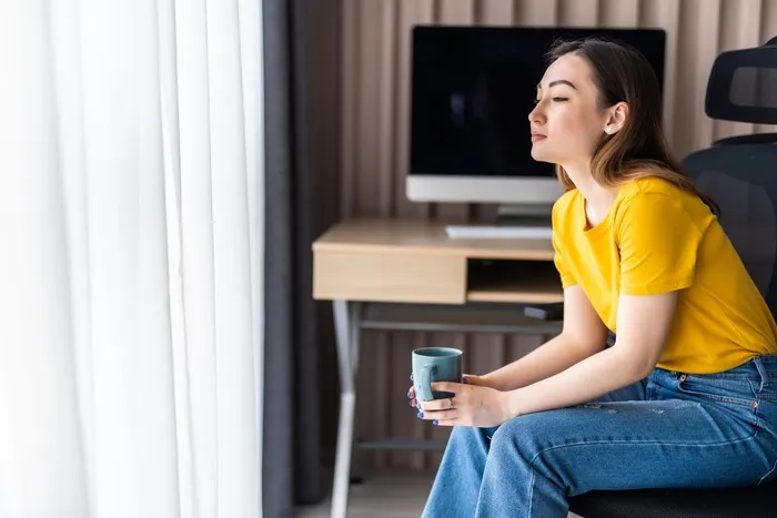 Ketika seseorang meminta maaf atas segalanya, pada dasarnya mereka mengatakan bahwa kebutuhan, pikiran, dan kehadiran mereka kurang penting daripada orang lain. Hal ini menunjukkan bahwa mereka punya harga diri yang rendah.