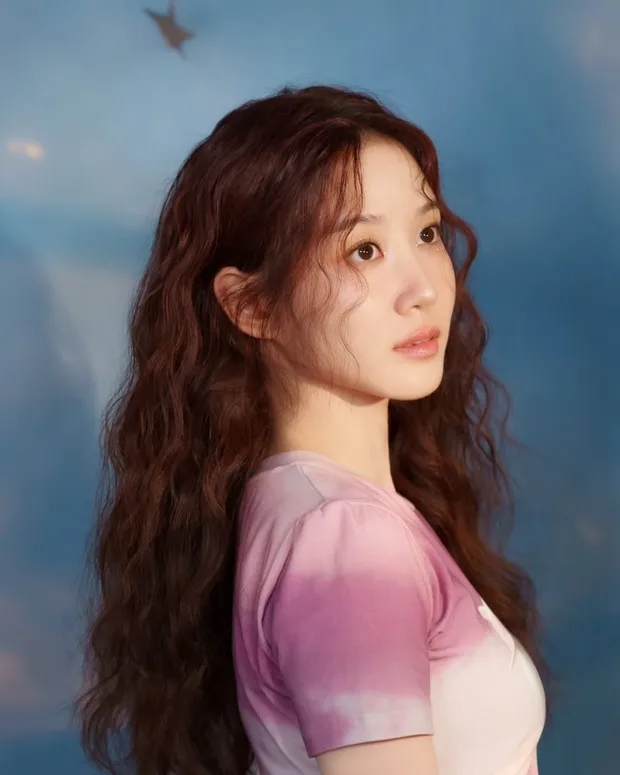 Potret Park Eun Bin dalam pemotretan 30th debut anniversary/ Foto: instagram.com/eunbining0904 Debut sejak usia kanak-kanak, Park Eun Bin akan merayakan kiprahnya di industri hiburan yang genap menginjak 30 tahun di tahun 2026.