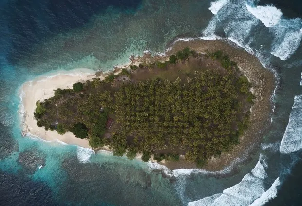 Pulau North Sentinel adalah salah satu lokasi terlarang di dunia yang ditutup bagi orang luar guna melindungi suku Sentinelese dan menjaga kehidupan terisolasi mereka.