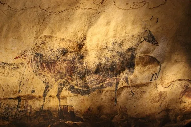 Gua Lascaux menjadi salah satu lokasi terlarang di dunia karena kunjungan wisata dapat merusak ekosistem gua dan membahayakan pelestarian lukisan prasejarah yang berusia ribuan tahun.