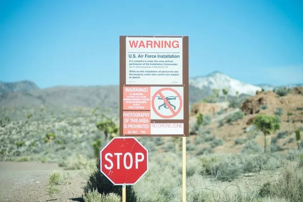 Area 51 adalah salah satu lokasi terlarang di dunia karena terkait dengan fasilitas militer dan sejarah pengujian pesawat rahasia Amerika Serikat.
