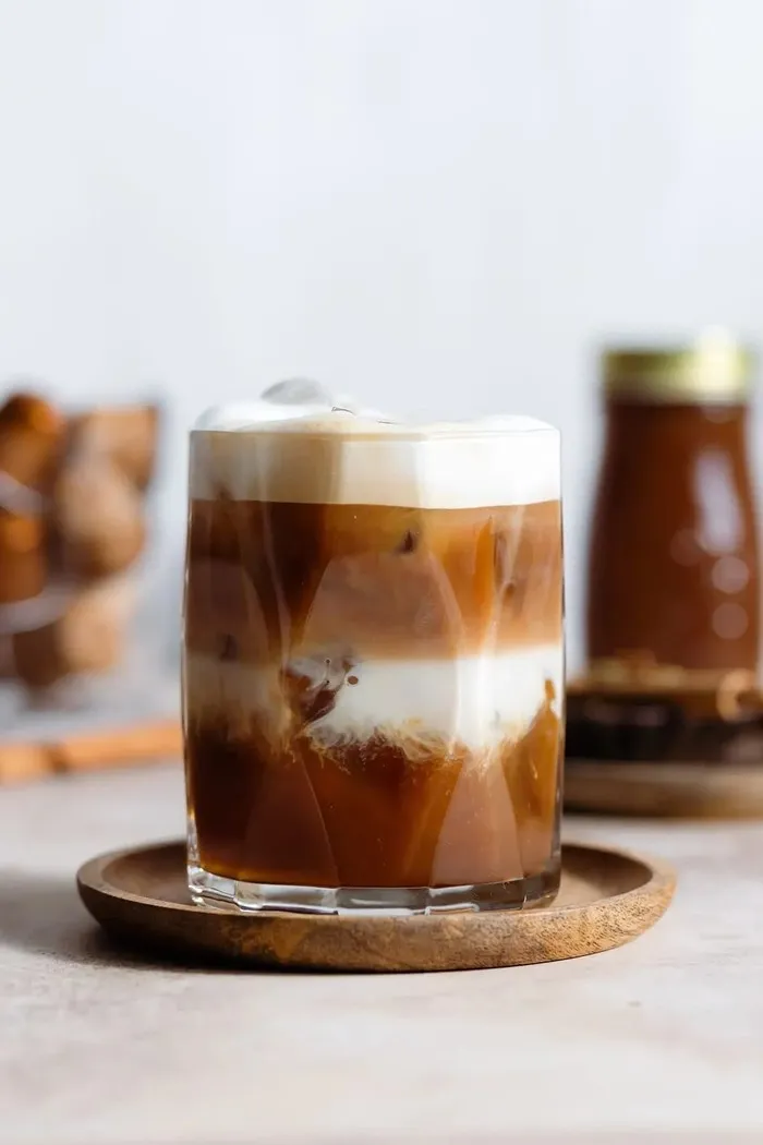 Dirty Chai Iced Latte menggambarkan kepribadian November yang kompleks, penuh semangat, dan sulit ditebak. Perpaduan chai dan espresso mencerminkan karakter yang kuat sekaligus menarik./ Foto: pinterest.com