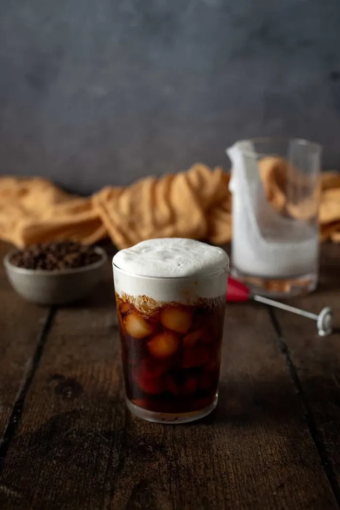 Salted Caramel Cream Cold Brew melambangkan karakter Desember yang optimistis, murah hati, dan menyenangkan. Perpaduan rasa manis dan gurihnya mencerminkan sosok yang hangat serta mudah disukai./ Foto: pinterest.com
