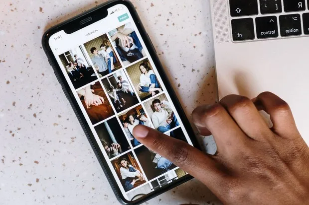 Foto dan video berharga, hal penting yang tidak hanya disimpan di ponsel/ Foto: Pexels.com/cottonbro studio Foto dan video berharga adalah hal penting yang sebaiknya tidak hanya disimpan di ponsel agar kenangan tidak hilang ketika perangkat rusak atau hilang.