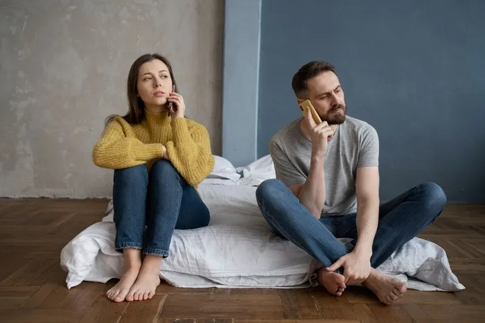 Unhappy couples prefer to play on their phones or watch TV rather than spend quality time. Even when together, they let the room fall silent and focus on their own hobbies.