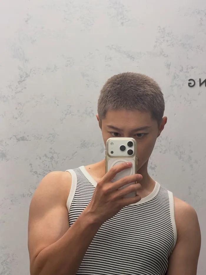 This post shows Kwak Dong Yeon in a new style with ash brown short hair that enhances his charm. / Photo: instagram.com/kwakdongyeon0